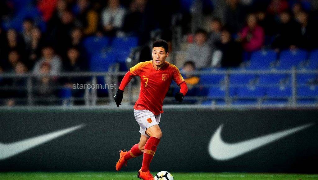 樊振东0-2落后选择更换球衣：战术与心理的深度剖析